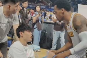 暖心一幕!曾凡博离场时 对手布朗、奈特、朱俊龙跑过来送上安慰