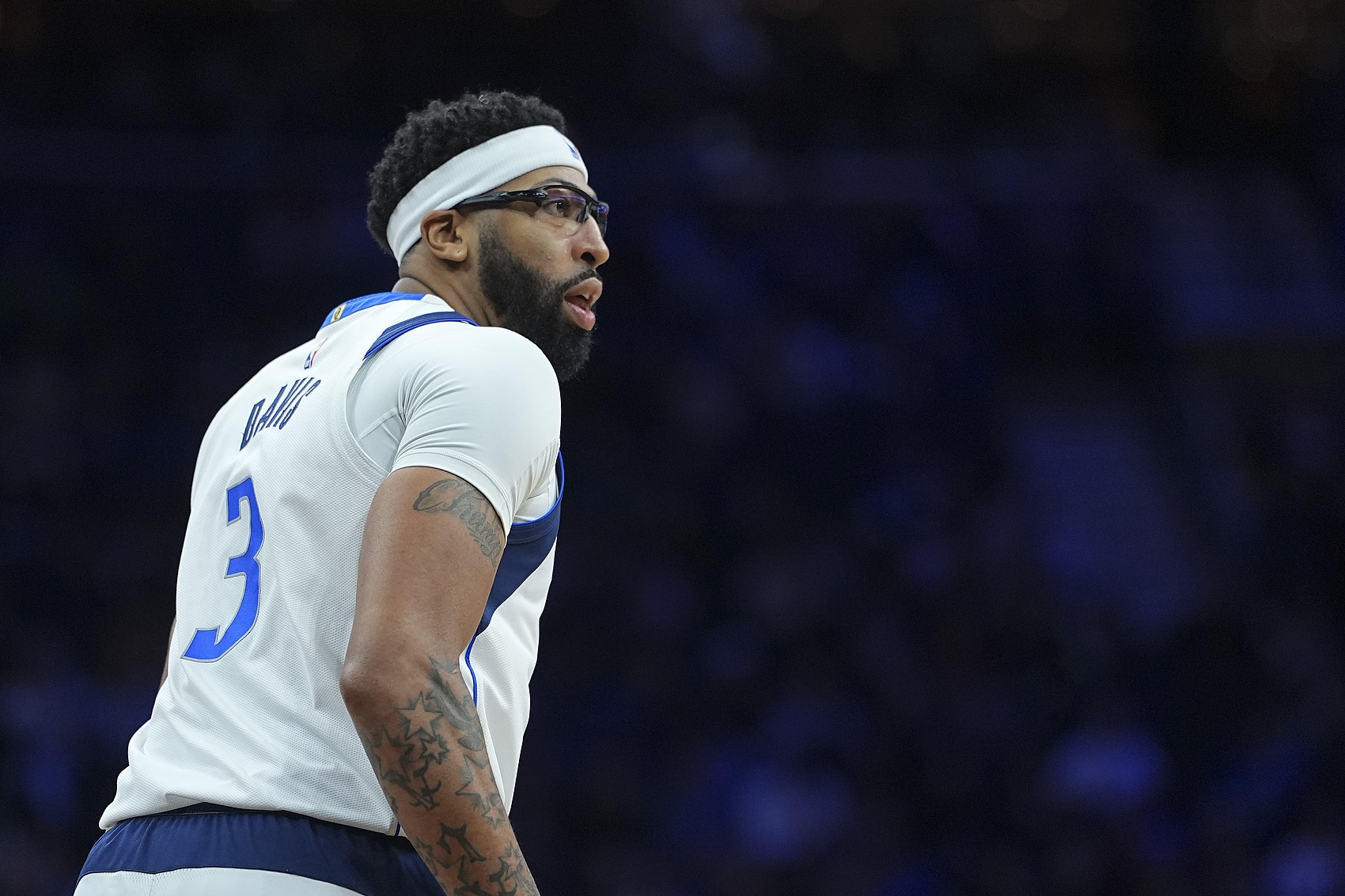 开云官方网站-浓眉第36次砍至少25分10板5帽 平邓肯并列第7 90年代4大中锋排前5