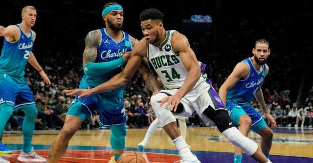 翻江倒海狂砍43+12 雄鹿虽败字母哥已不惧联防